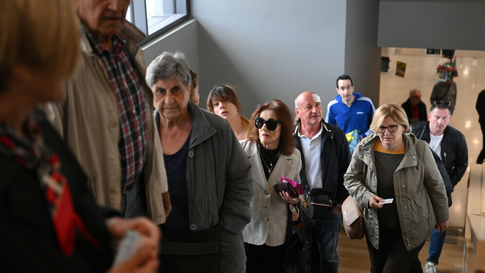 Birači na biračkom mjestu u OŠ Pazigrad u Splitu
