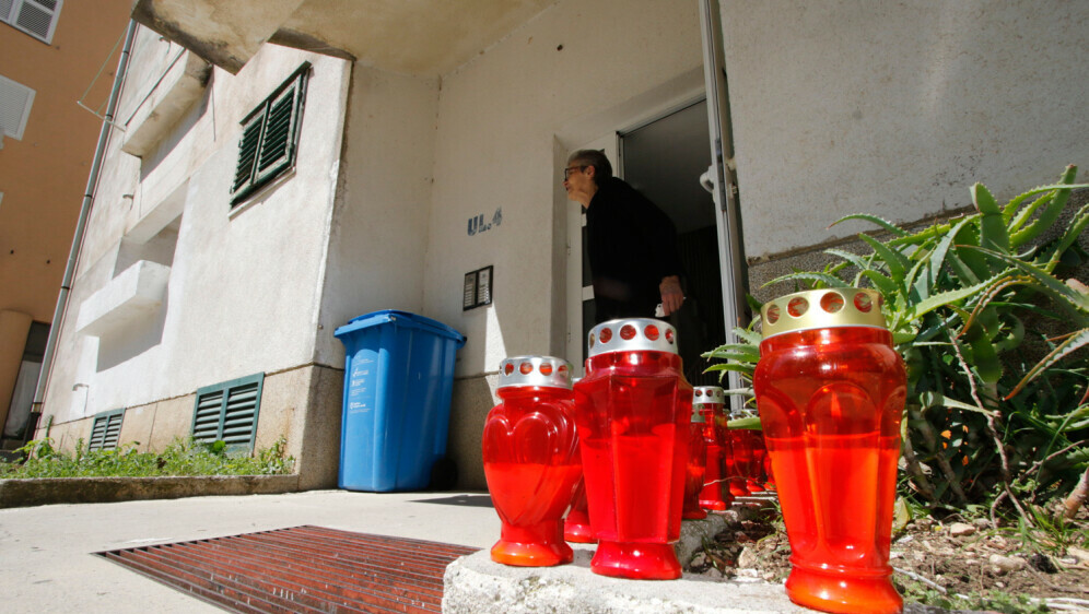 Susjedi pale svijeće na ulazu zgrade u Makarskoj gdje je nakon sukoba s muškarcem preminula 73-godišnjakinja