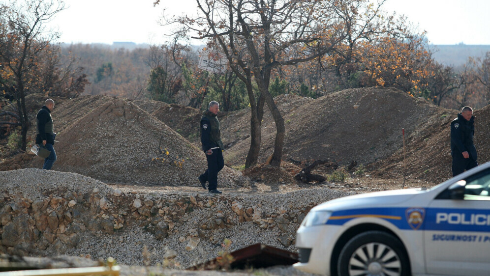 Policija na kamenolomu, ilustracija