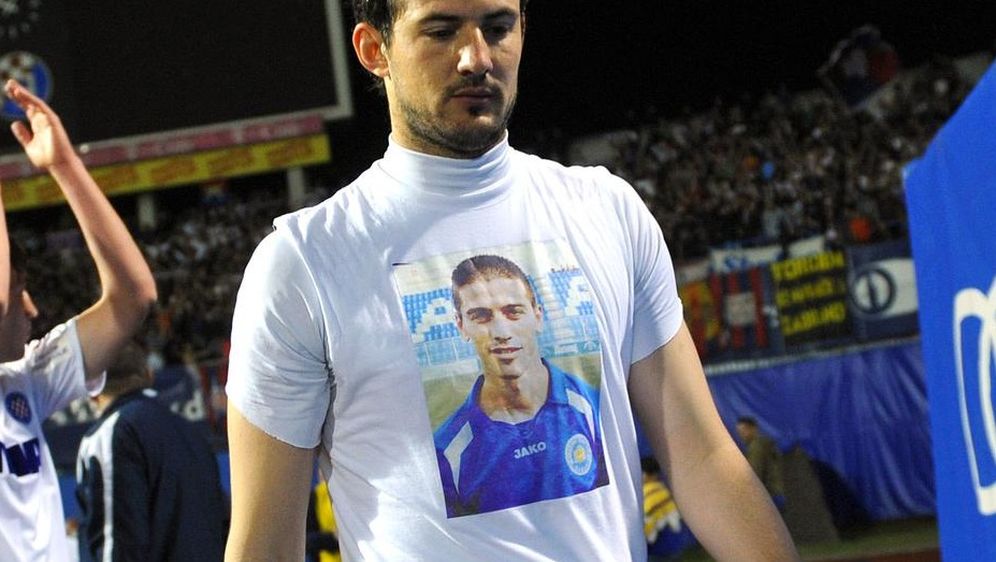 Subašić s majicom Ćustića