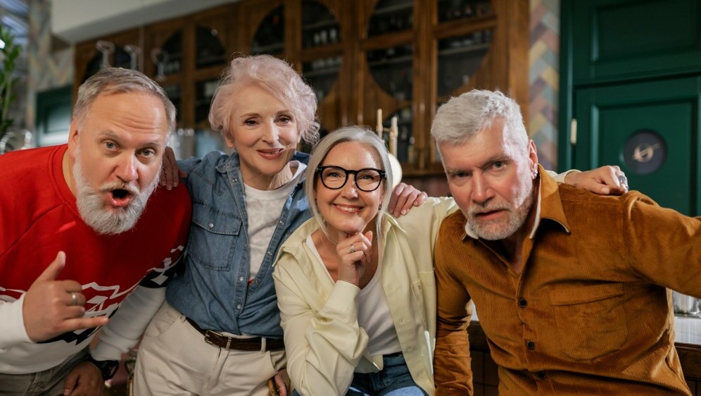 Sijedi stariji ljudi kako zagrljeni poziraju