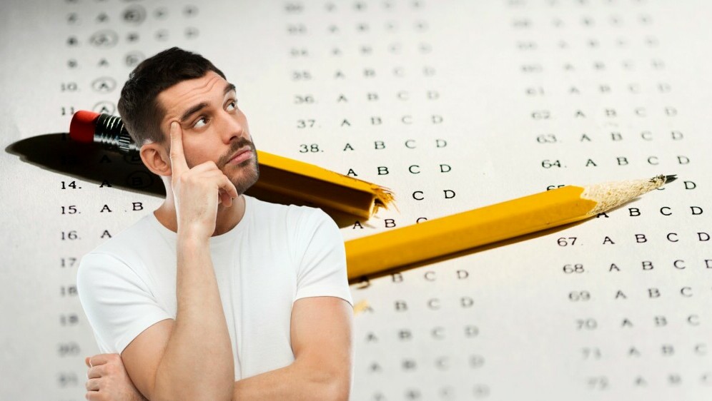 Ispit znanja i muškarac koji razmišlja