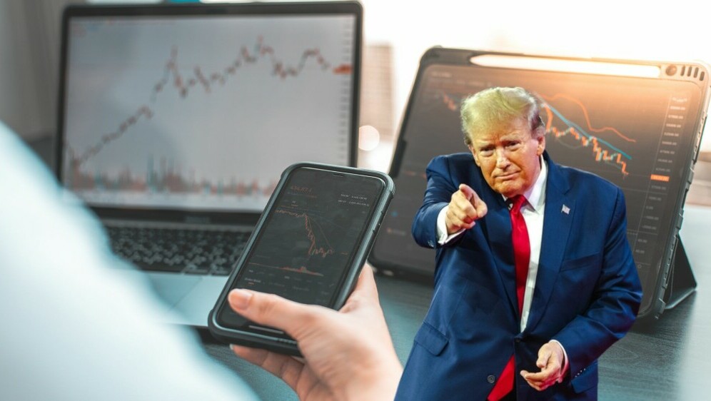 Padajući grafovi financijskih tržišta i Donald Trump kako pokazuje prstom