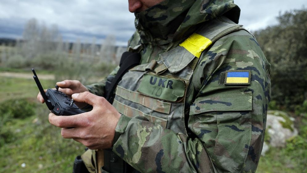 Ukrajinski vojnik upravlja dronom