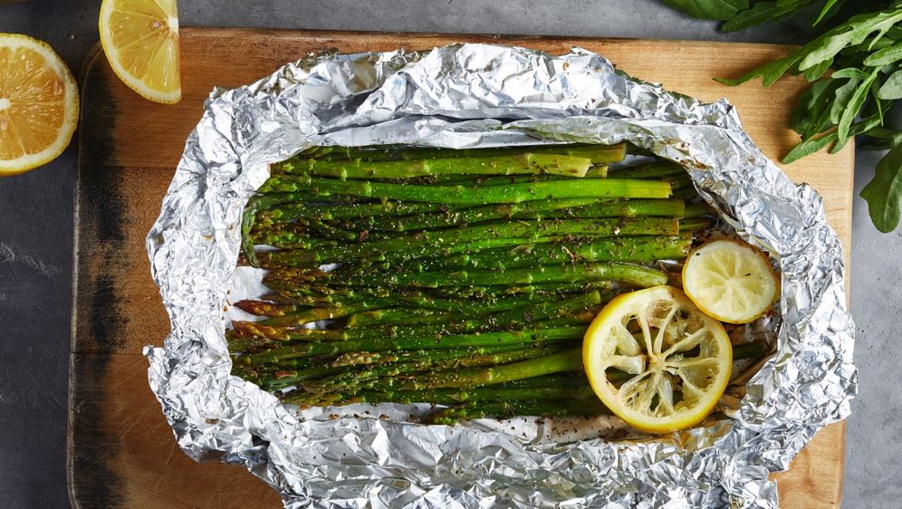 Pečene šparoge s limunom u aluminijskoj foliji