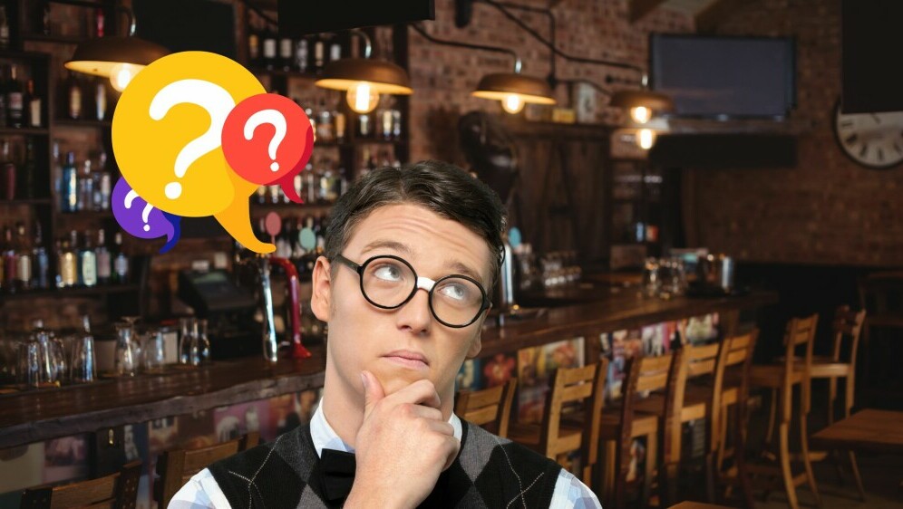 Muškarac s debelim naočalama kako razmišlja i kafić