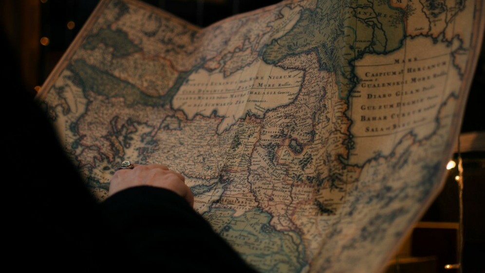 Osoba koja gleda kartu koju drži u ruci