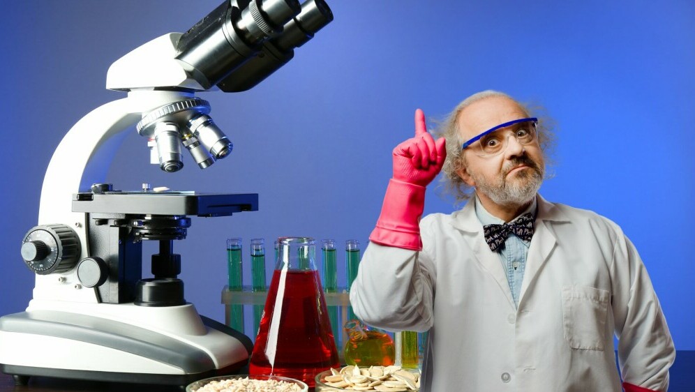 Laboratorij s opremom i znanstvenik koji proučava
