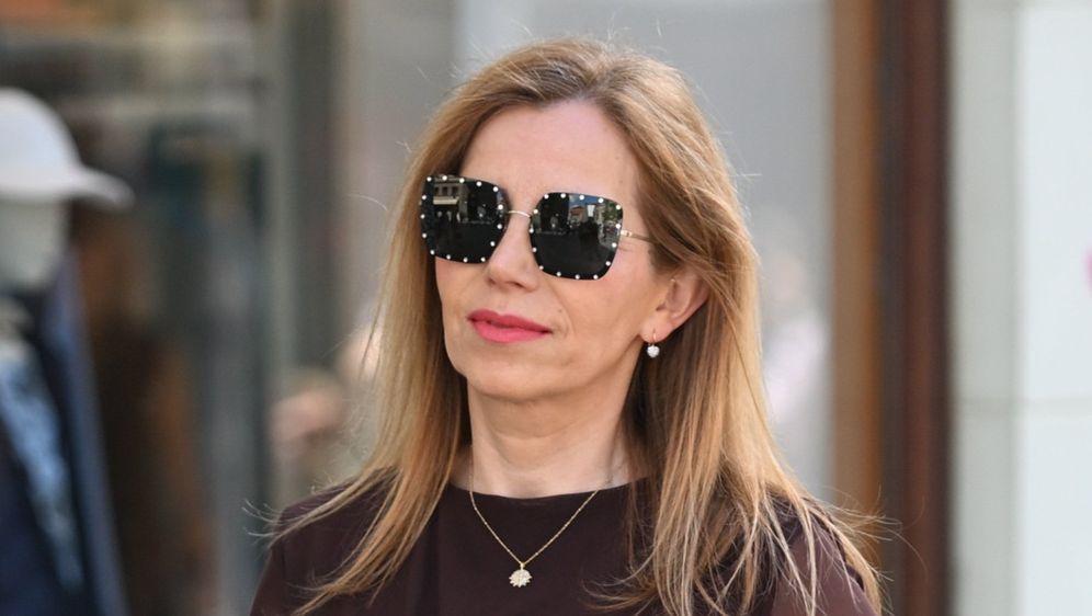 Zgodna dama iz Zagreba u efektnim slingback sandalama zlatne boje