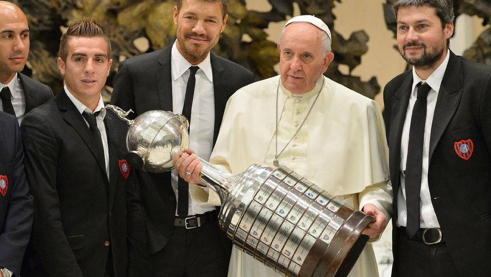 Papa Franjo s trofejem Copa Libertadoresa