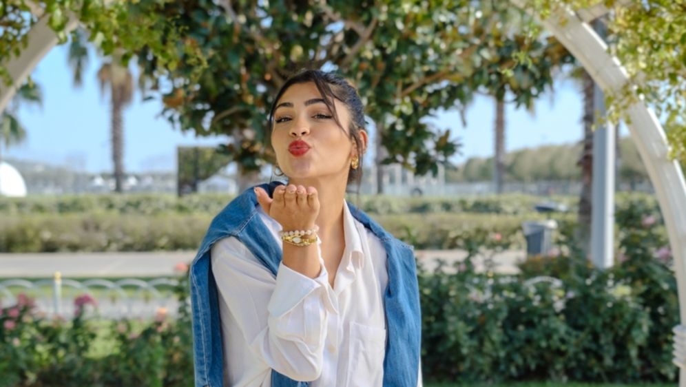 Djevojka šalje poljubac