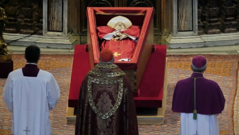 Tijelo pape Franje u bazilici sv. Petra