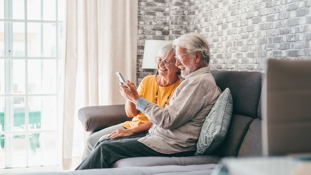 Stariji par s telefonom, ilustracija