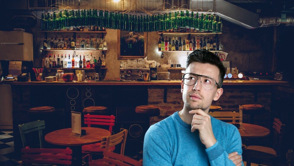 Muškarac koji razmišlja u pubu na kvizu