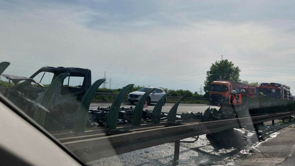 Požar vozila na autocesti