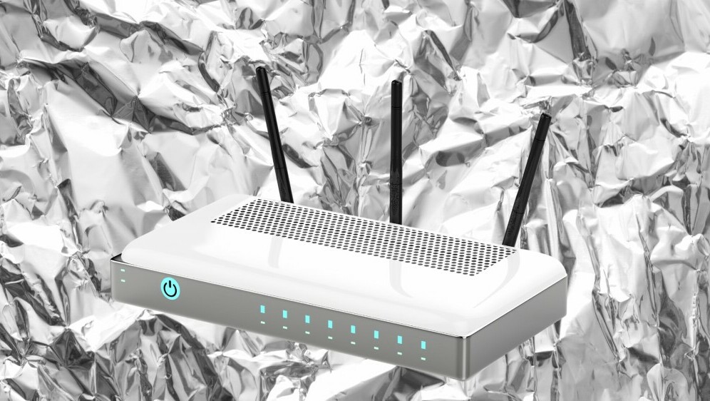 Router za Wi-Fi na pozadini od aluminijske folije