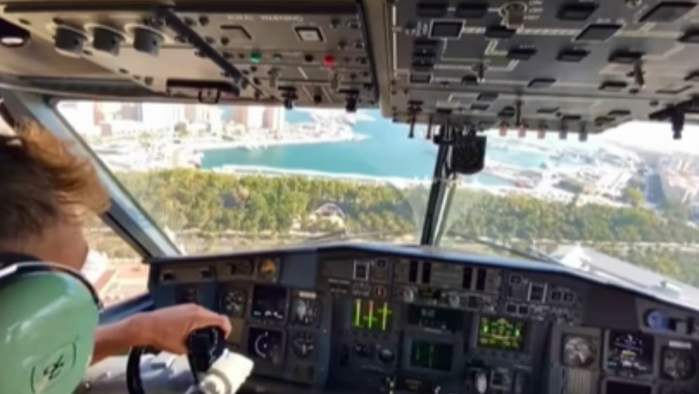 Pilot u vatrogasnom zrakoplovu kako skuplja vodu