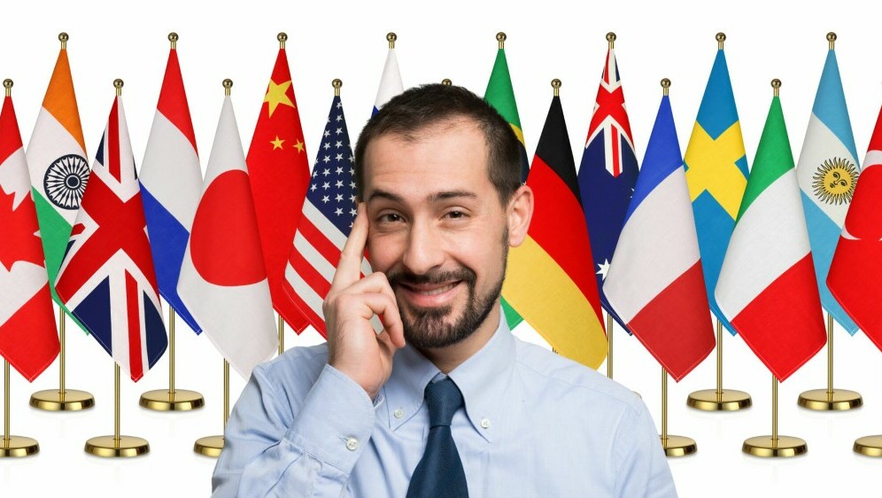 Razne zastave i muškarac koji pokazuje na razmišljanje