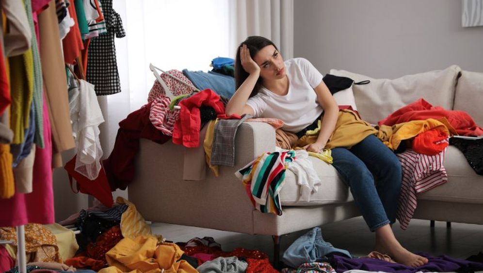 Djevojka sprema odjeću