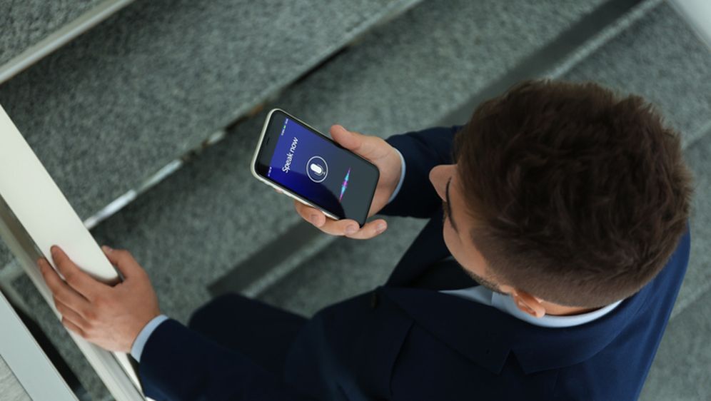 Mladić koristi glasovnu naredbu na mobitelu