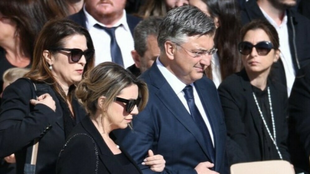 Andrej Plenković i Ana Maslać Plenković na ispraćaju pape Franje - 1