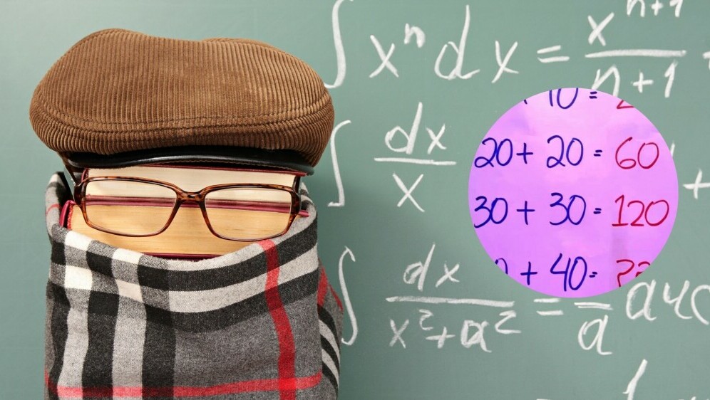 Knjige zamaskirane u čovjeka ispred matematičke ploče i zadatak