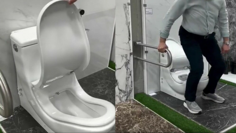 Muškarac koji sjeda na neobičnu WC školjku