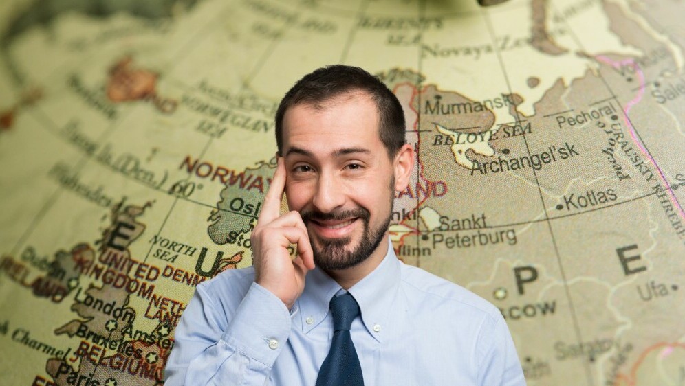 Karta Europe i muškarac koji pokazuje na razmišljanje