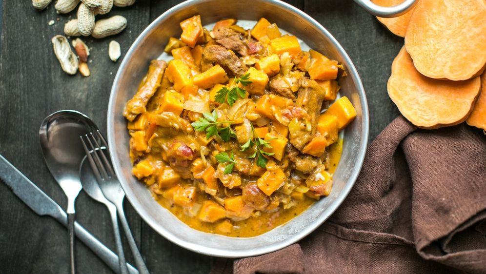 Gulaš od piletine, slatkog krumpira i kikirikija