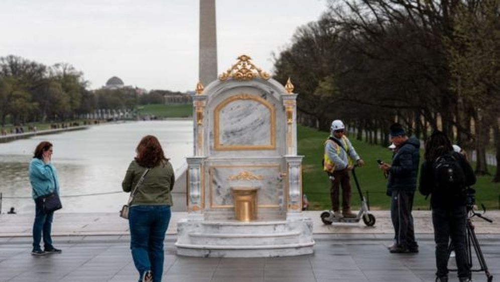 Zlatna WC školjka u Washingtonu