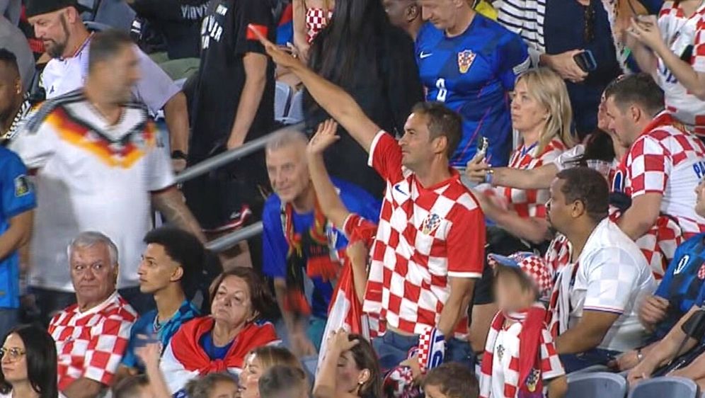 Hrvatski navijač salutira desnicom