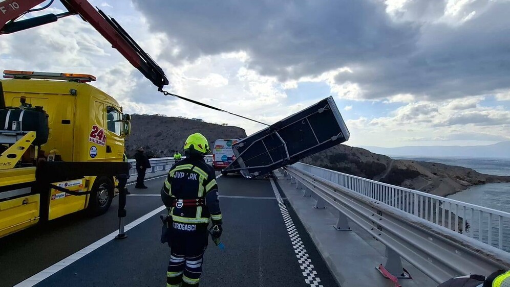 Prikolica zbog bure ostala visjeti s Krčkog mosta - 4