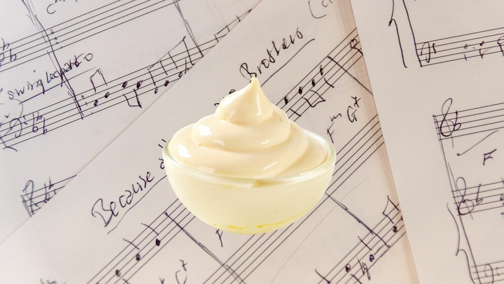 Majoneza na pozadini od kajdanke