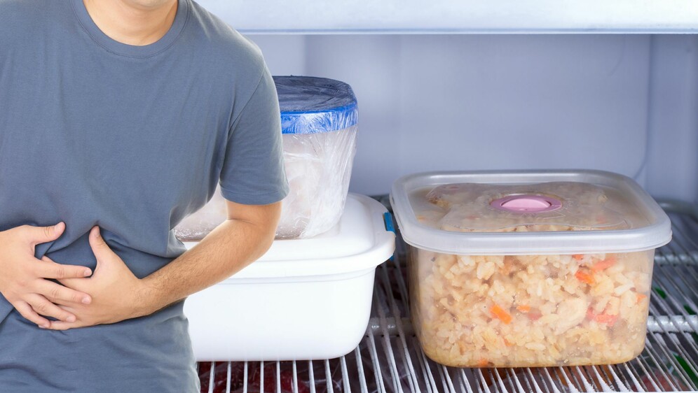 Ostatci hrane u posudi i bol u želucu