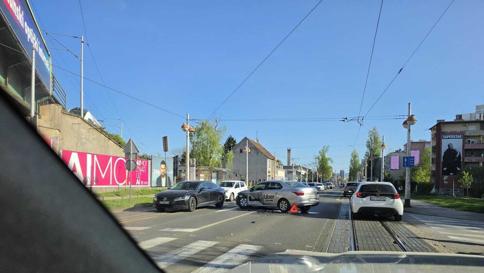 Prometna nesreća na križanju Savske i Veslačke