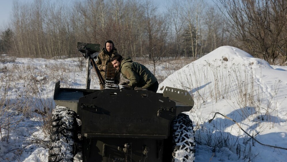 Ukrajinski vojnici s robotskim vojnim vozilom
