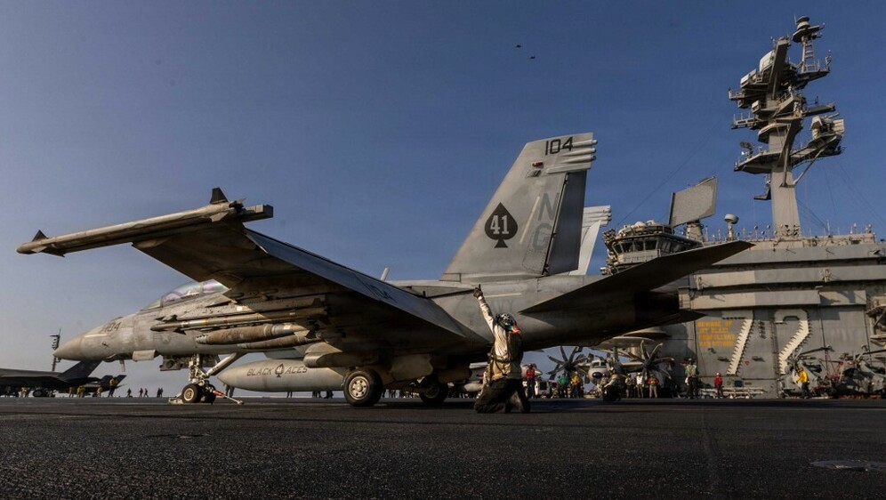 Američki F-18 na palubi nosača zrakoplova