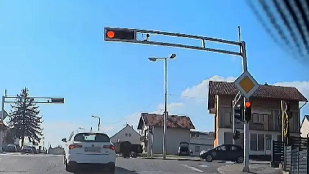 Prolazak kroz crveno i skretanje u lijevo