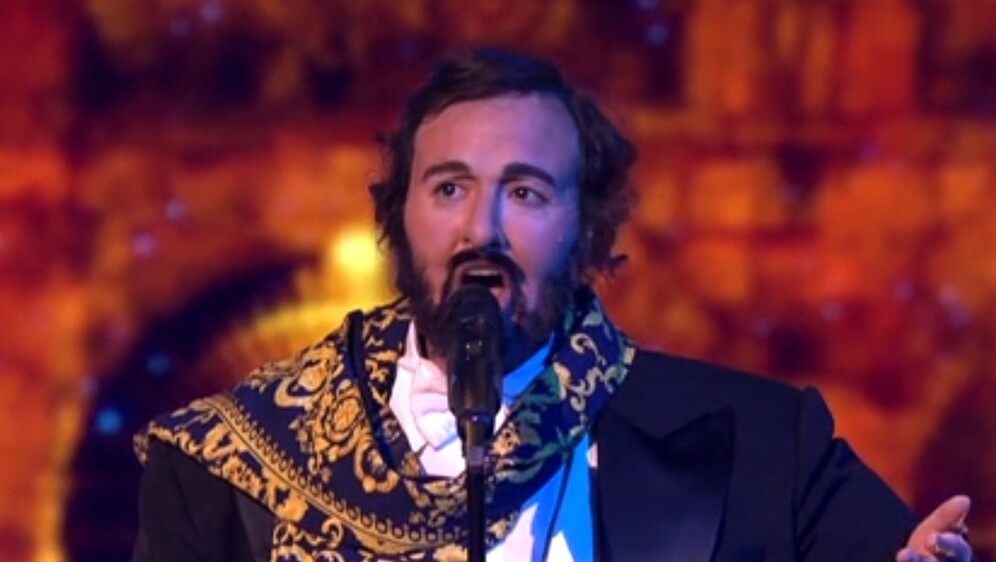 Dora Trogrlić kao Luciano Pavarotti