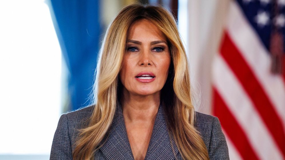 Melania Trump u Pradinu odijelu u Bijeloj kući 2026. - 1
