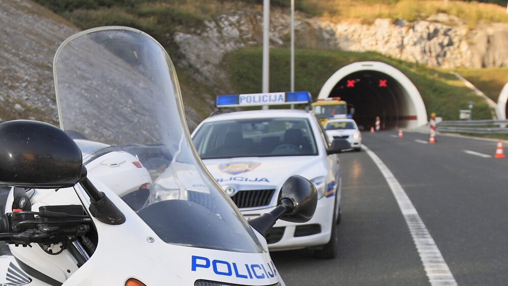 Policija kod tunela, ilustracija