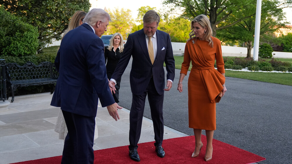 Trump i Melania pozdravljaju kralja Willema-Alexandera i kraljicu Maximu - 1