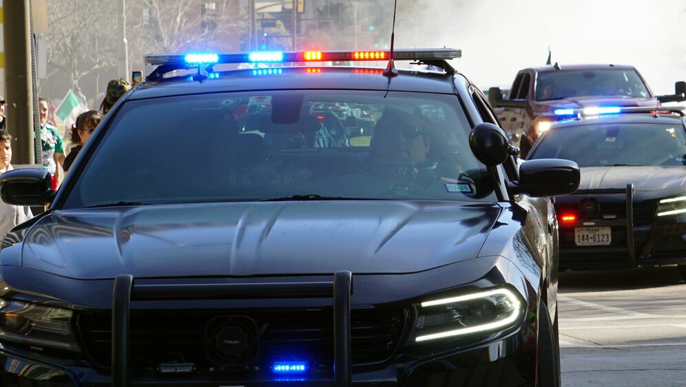 Policajac u patrolnom vozilu