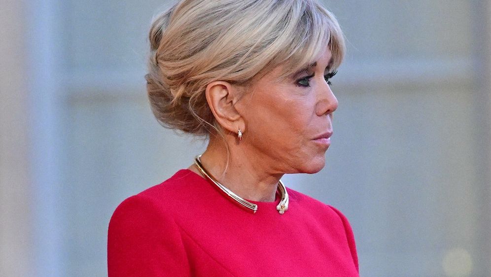 Brigitte Macron u dugoj crvenoj haljini