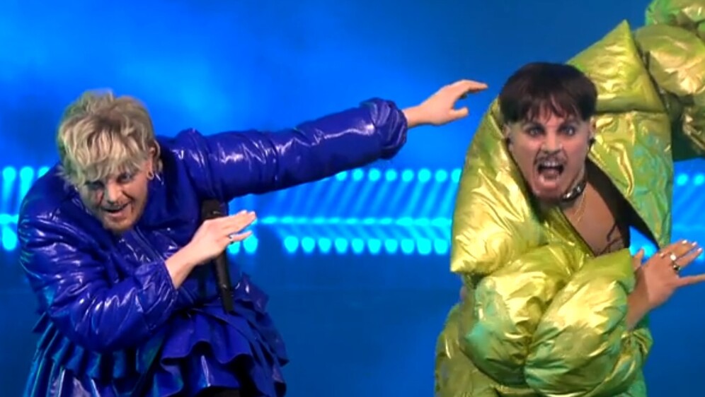 Sven Pocrnić i Laura Sučec kao Käärijä i Baby Lasagna