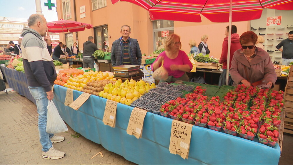 Uvozne jagode na tržnicama