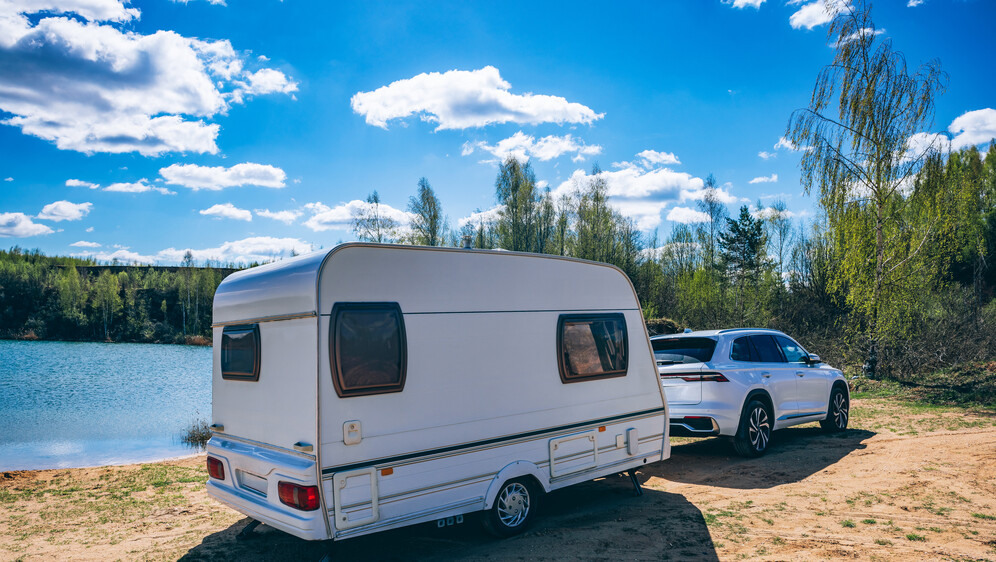 Kako se piše: kamp prikolica ili kamp-prikolica