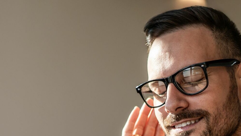 Muškarac se koncentrira na zvuk zatvorenih očiju, ilustracija