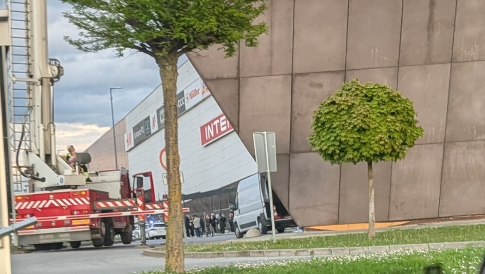 Policija i vatrogasci ispred Portanove Osijek