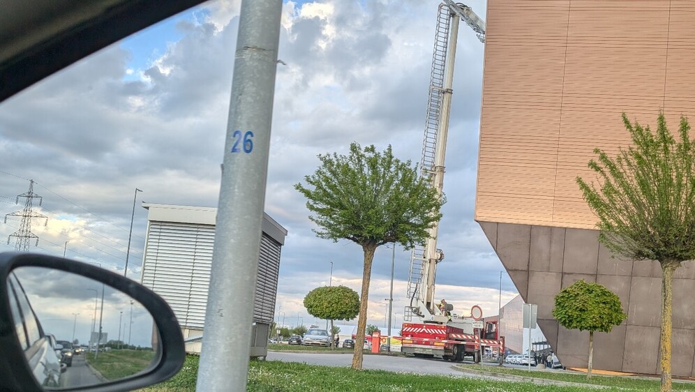 Policija i vatrogasci ispred Portanove Osijek